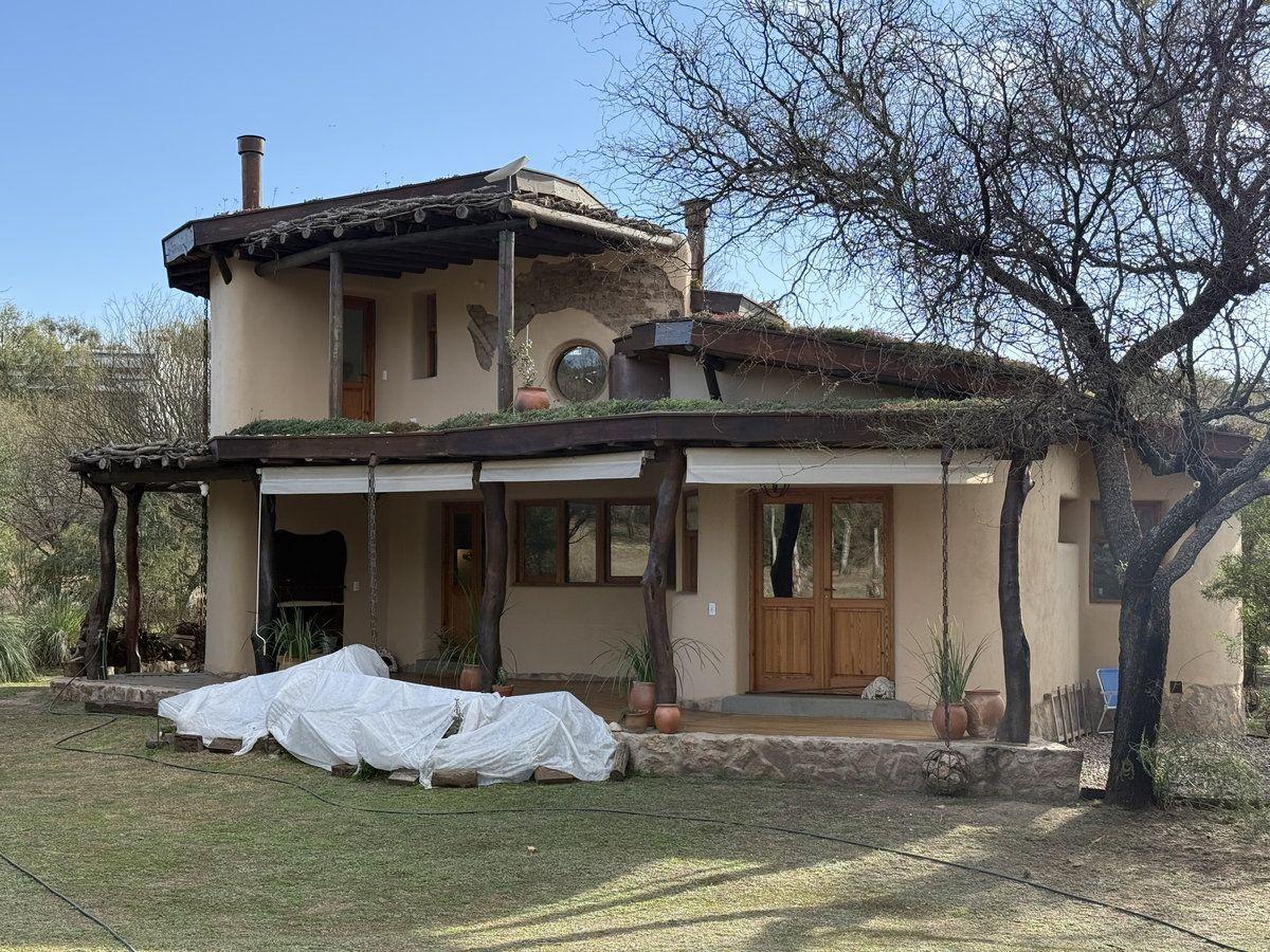 Casa De Excelente Calidad Constructiva En Barrio La Matilde