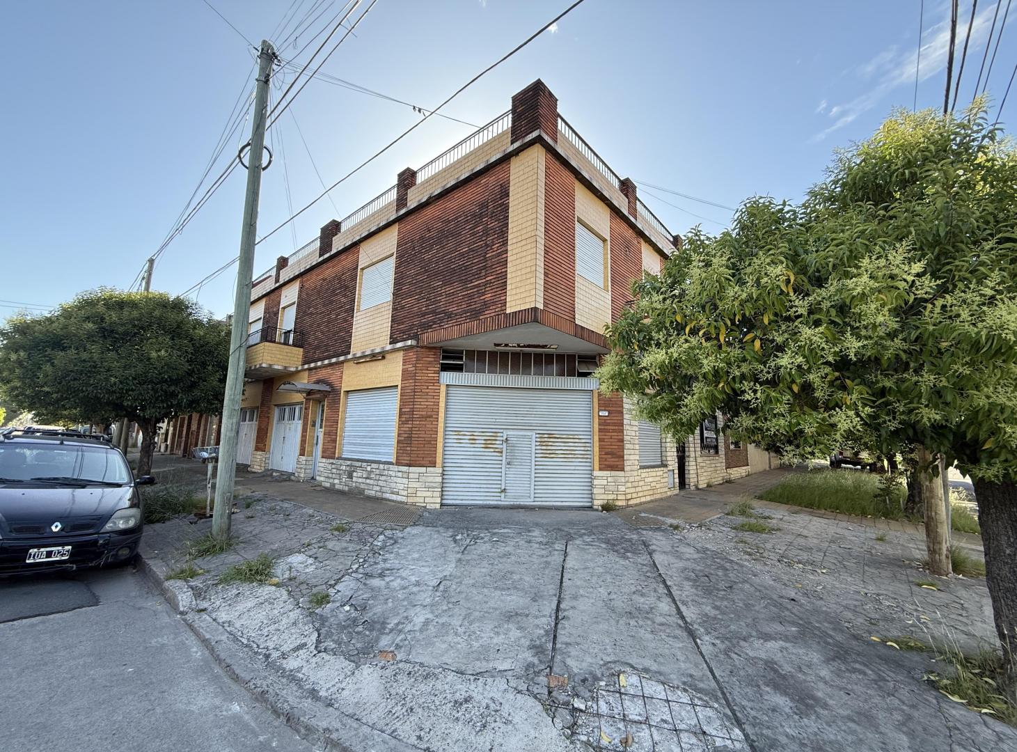 venta en block edificio 2 departamentos, 1 ph 3 ambientes , 1 local y 2 cocheras