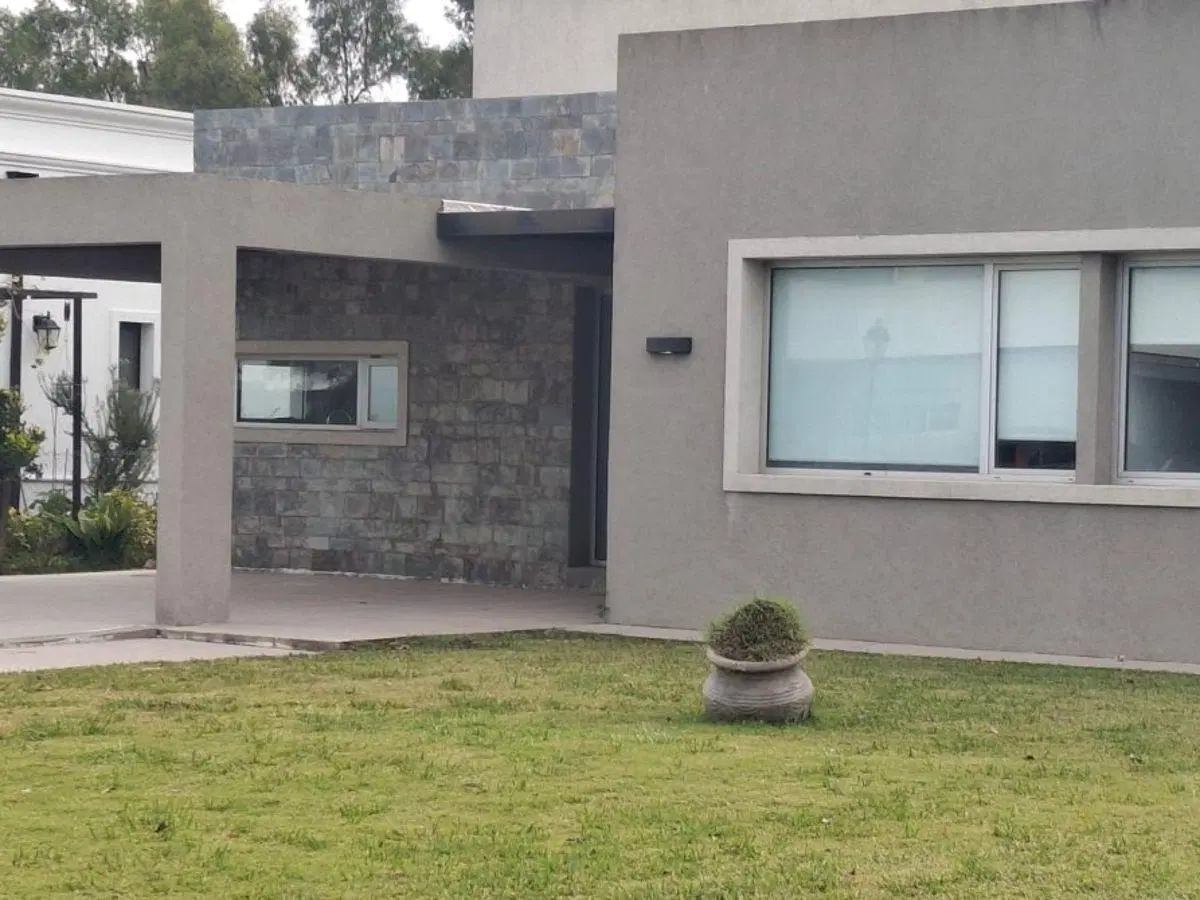 CASA 4 AMBIENTES CON PILETA EN ALQUILER. BARRIO CERRADO SANTA JUANA - CANNING 1