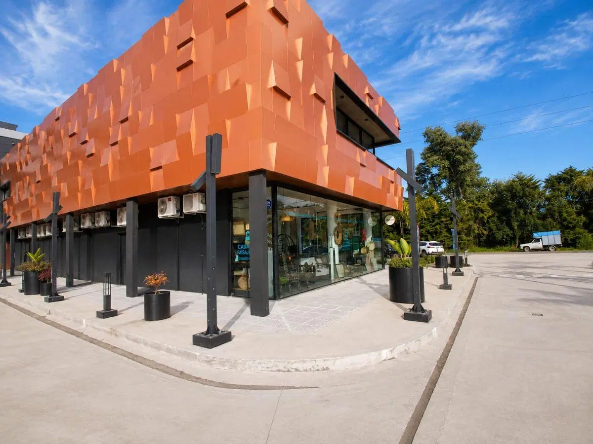 Alquiler: Local comercial doble vidriera en complejo Via Vento - Canning 2