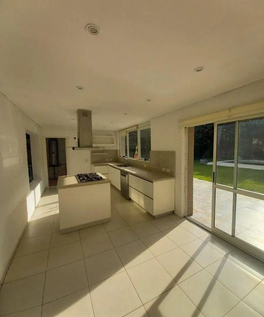 HERMOSA PROPIEDAD EN ECHEVERRIA DEL LAGO CANNING- VENTA / ALQUILER ANUAL 8