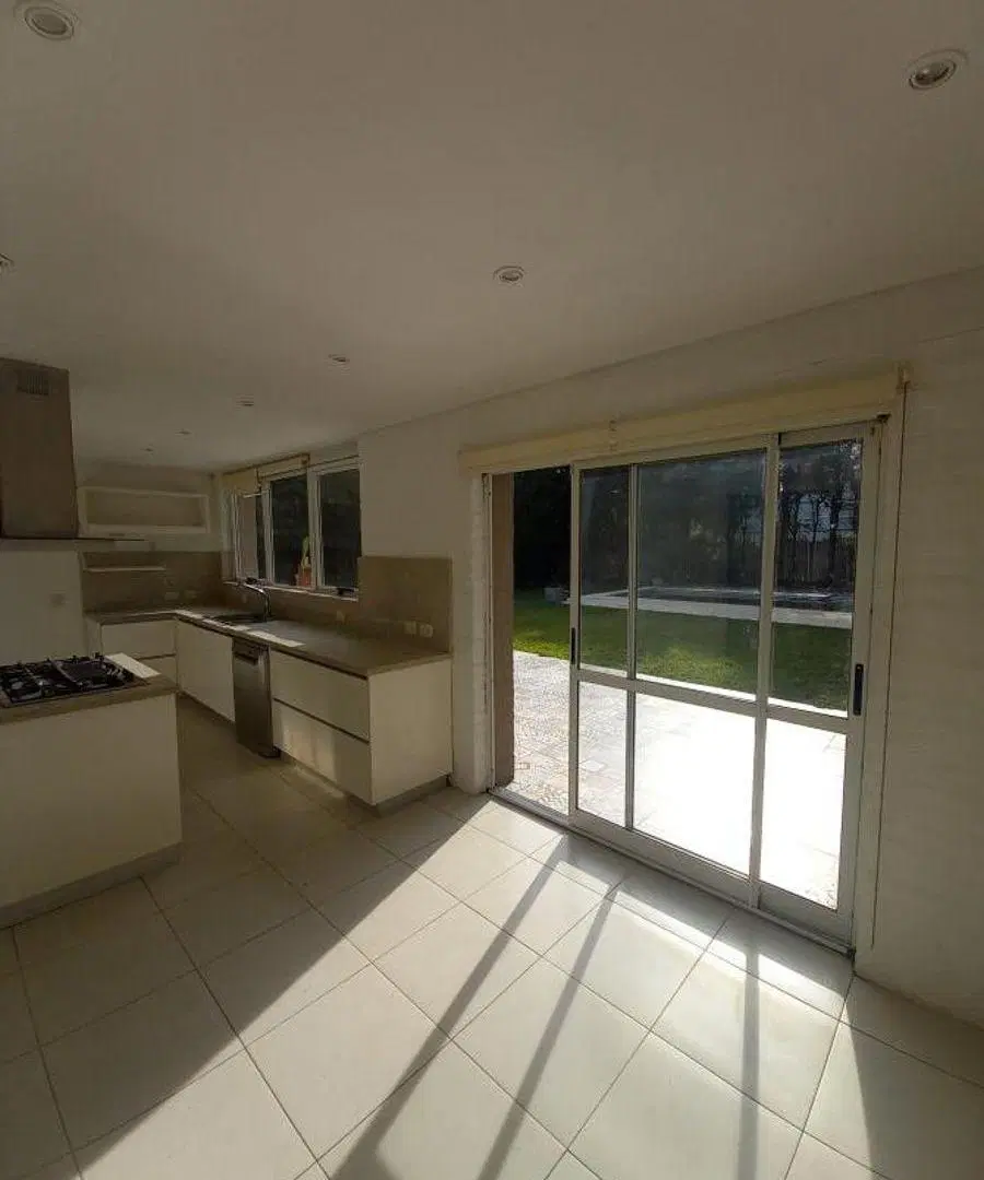 HERMOSA PROPIEDAD EN ECHEVERRIA DEL LAGO CANNING- VENTA / ALQUILER ANUAL 5