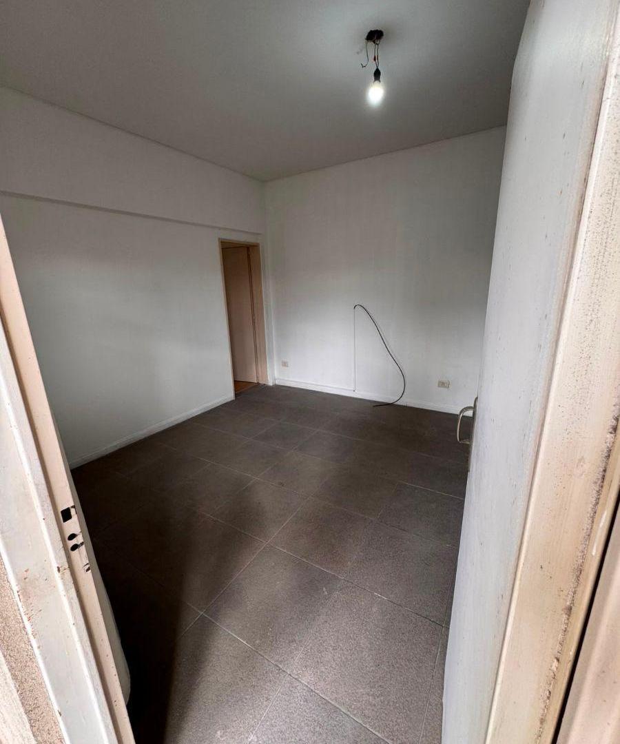 Foto de Venta - Departamento 2 ambientes con cochera en Luis Guillón, imagen 3