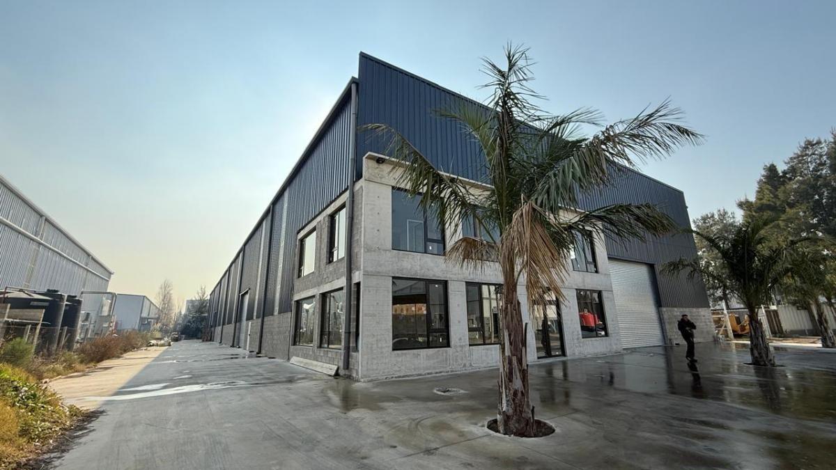 Foto de EXCLUSIVA NAVE INDUSTRIAL EN VENTA | 2.600 M² CUBIERTOS EN LOTE DE, imagen 3