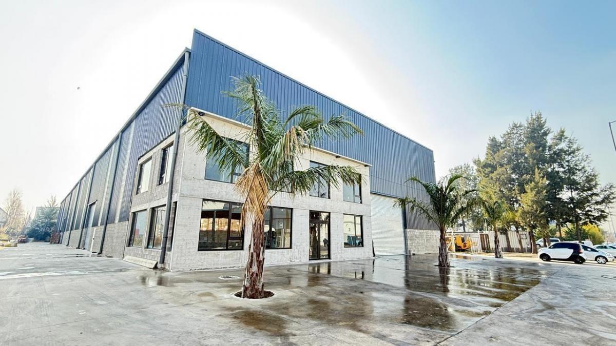 Foto de EXCLUSIVA NAVE INDUSTRIAL EN VENTA | 2.600 M² CUBIERTOS EN LOTE DE, imagen 1