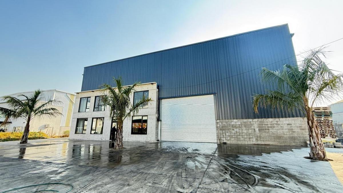 Foto de EXCLUSIVA NAVE INDUSTRIAL EN VENTA | 2.600 M² CUBIERTOS EN LOTE DE, imagen 4