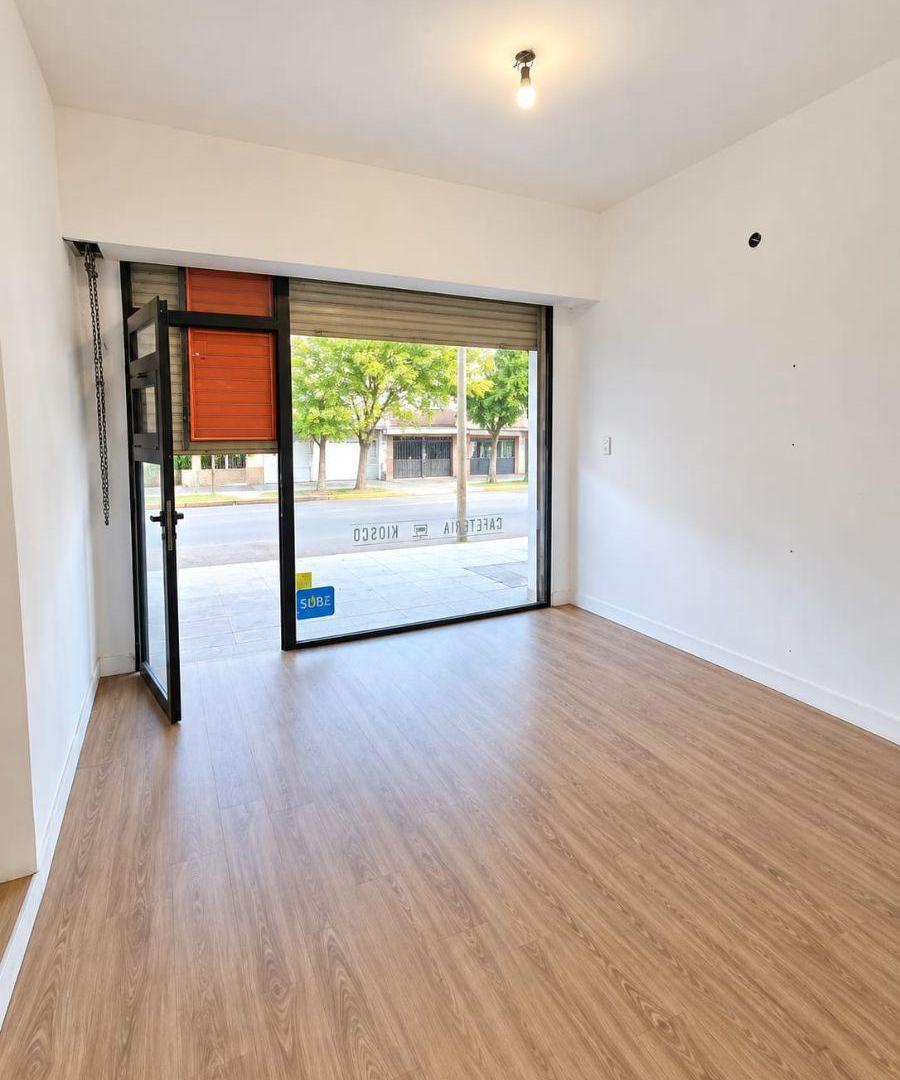 Foto de Local comercial con doble vidriera en alquiler. Pleno centro de Canning, imagen 2