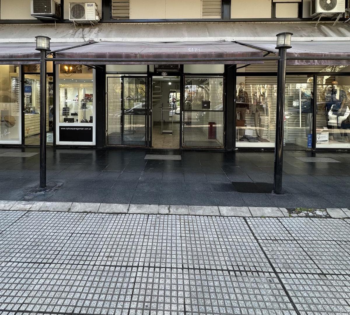 Foto de Local con 3,60 metros vidriera a la calle Belgrano Alquiler, imagen 1