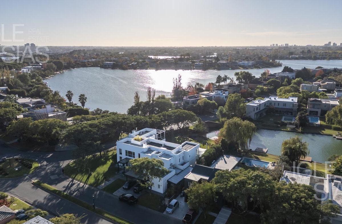 Casa Al Lago en Venta en Santa Barbara 3