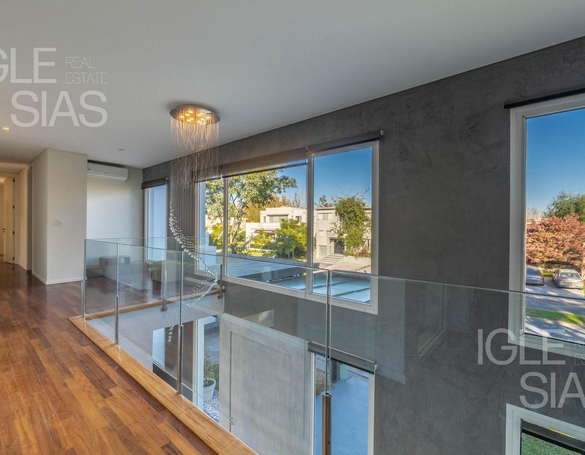 Casa Al Lago en Venta en Santa Barbara 1