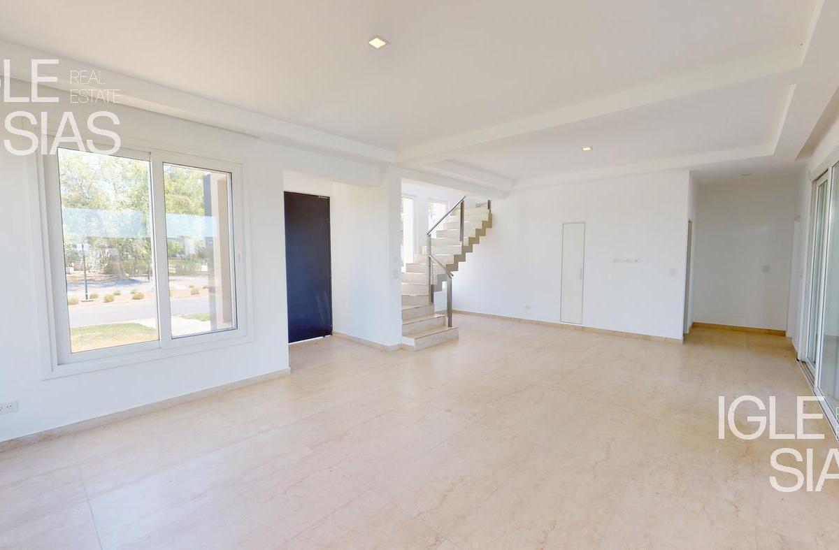 Casa Al Lago en Venta 4 Dorm. Barrio El Canton Norte, Escobar 3