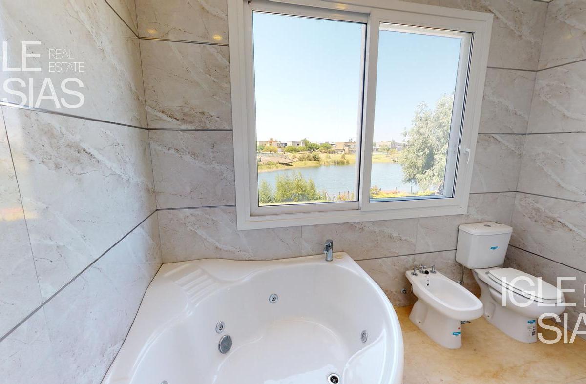Casa Al Lago en Venta 4 Dorm. Barrio El Canton Norte, Escobar 2