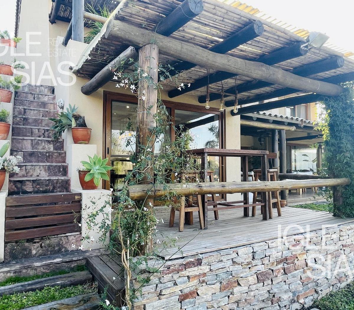 Casa en Venta con Renta en Los Castores 3