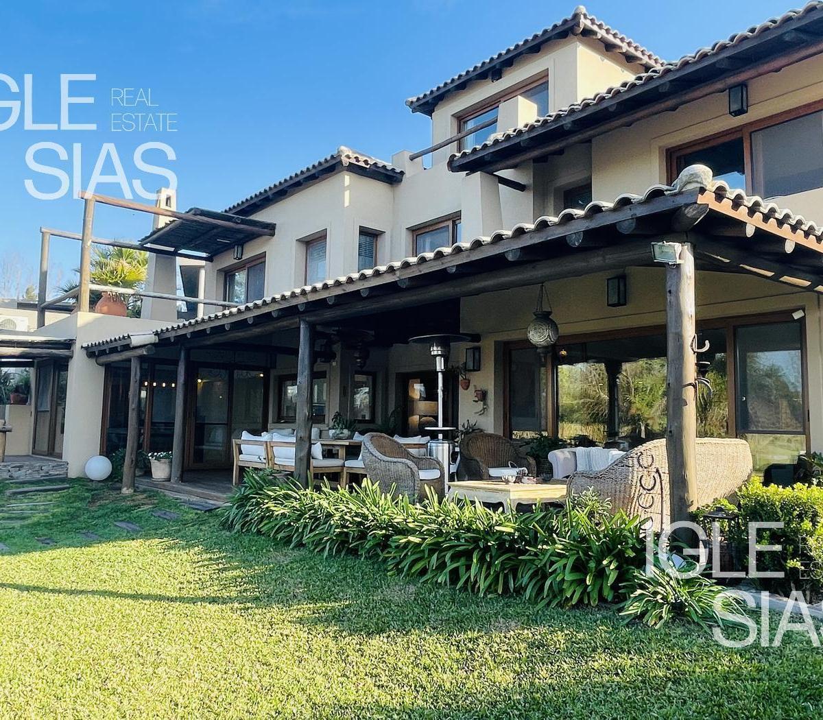 Casa en Venta con Renta en Los Castores 1