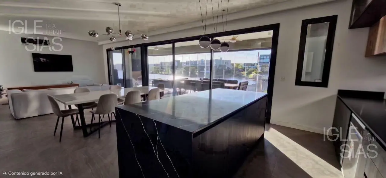 Casa en venta al lago en Los Carpinchos, Nordelta 5