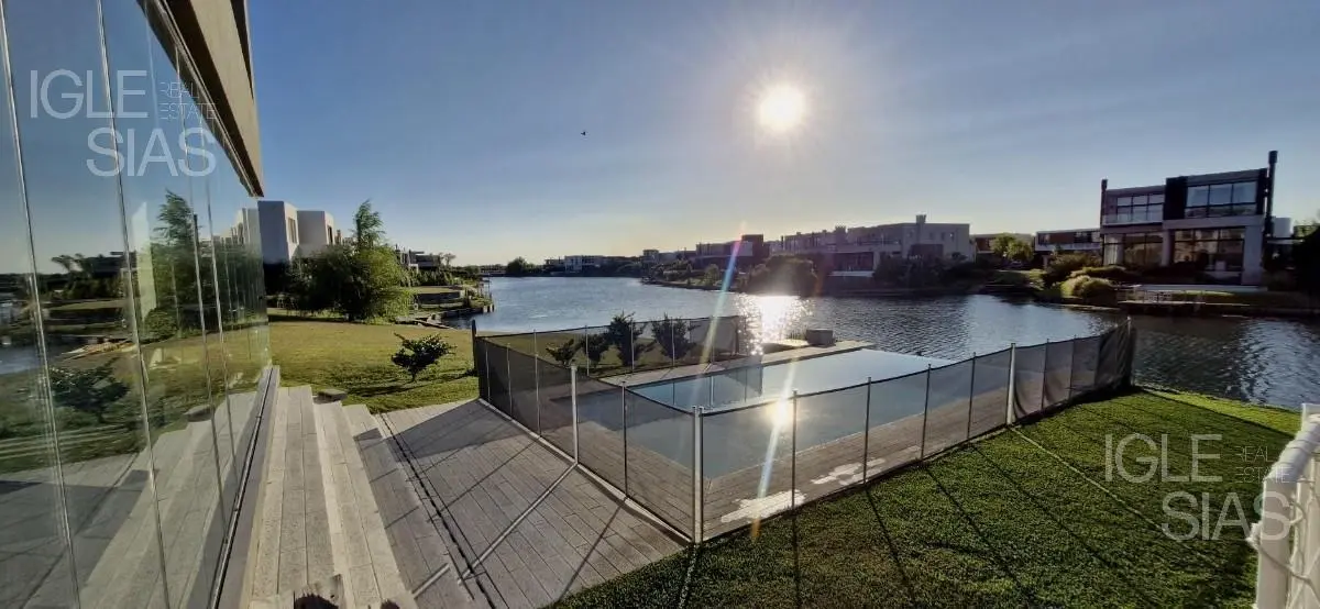 Casa en venta al lago en Los Carpinchos, Nordelta 3