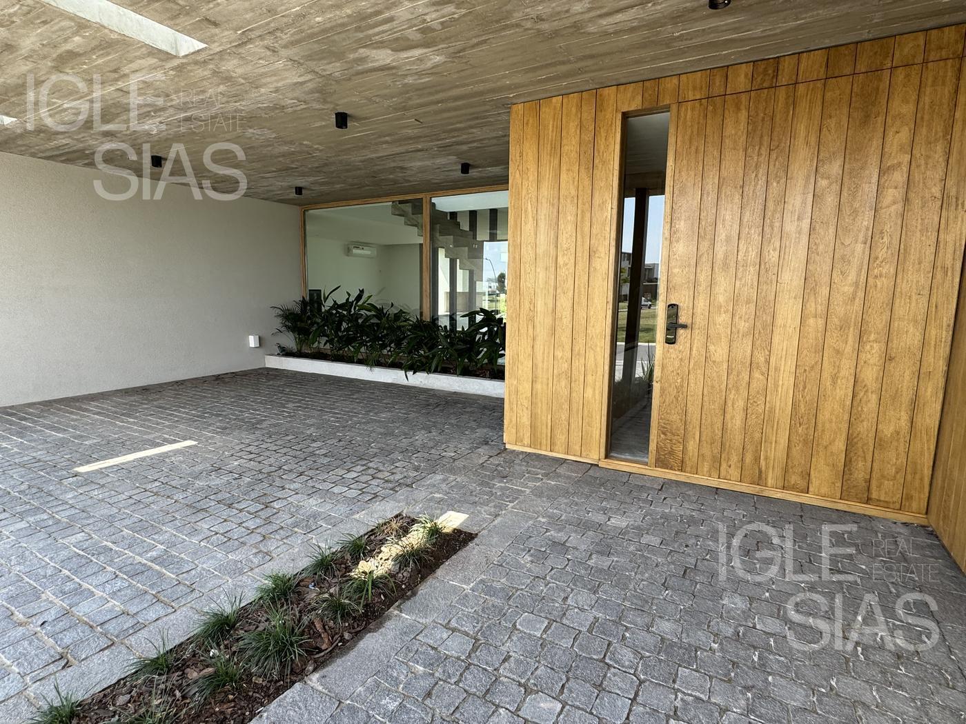 Casa en venta al lago en Los Puentes, Nordelta