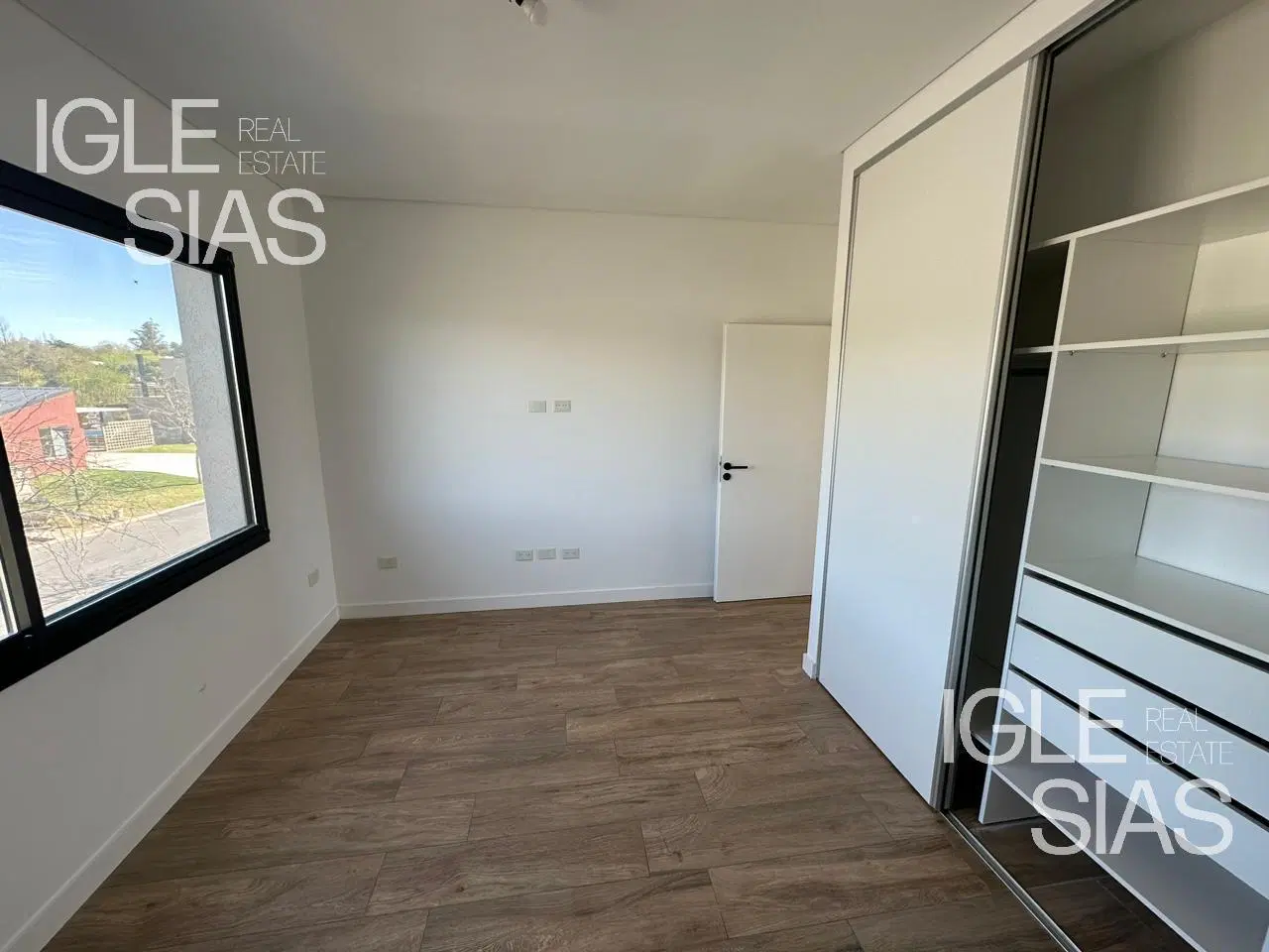 Casa en venta y en alquiler de 4 dormitorios al lago en Cantón Norte, Escobar 3
