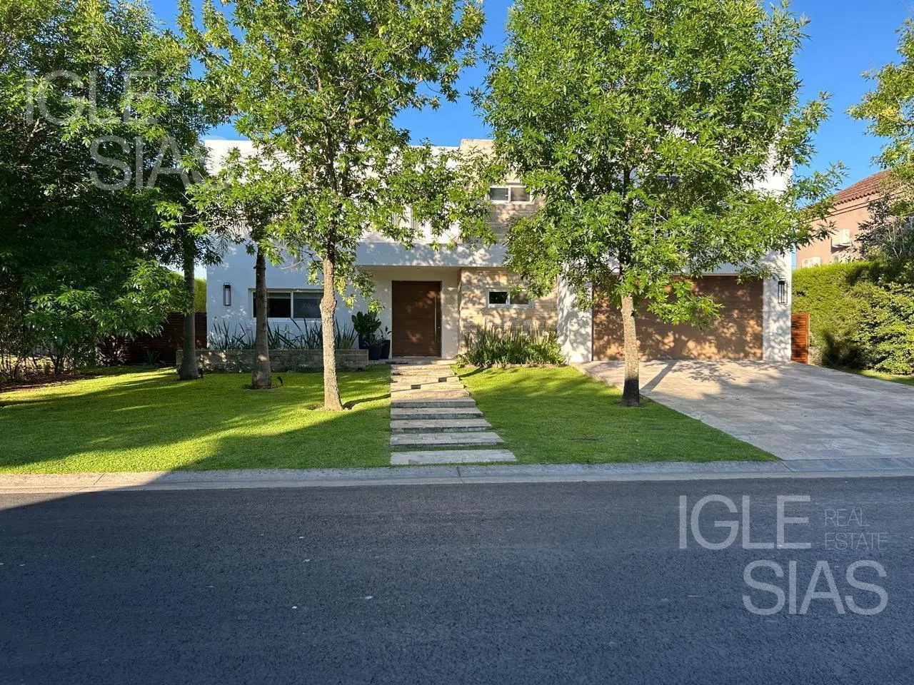 Casa en venta, al lago central en Los Castores, Nordelta 4