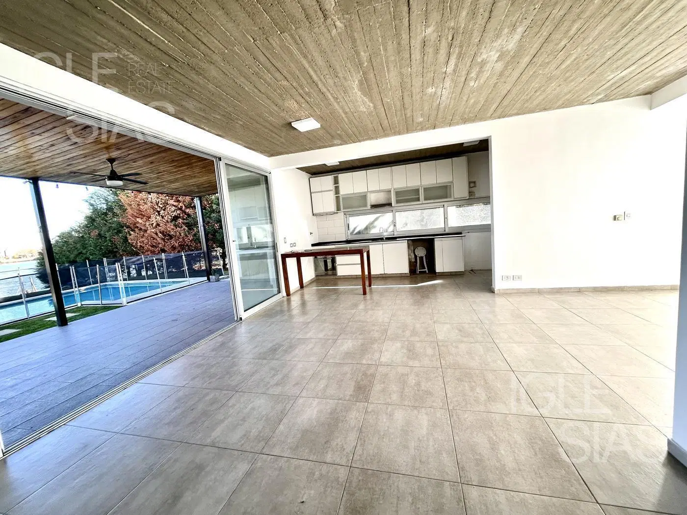 Casa en alquiler al lago, una planta, jardín, pileta y gran espejo de agua 5