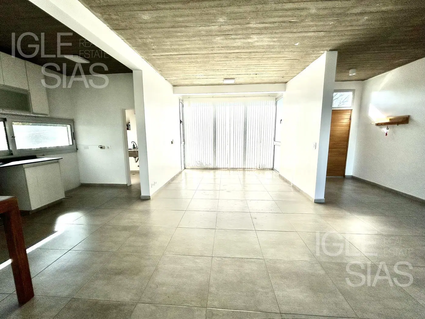 Casa en alquiler al lago, una planta, jardín, pileta y gran espejo de agua 4
