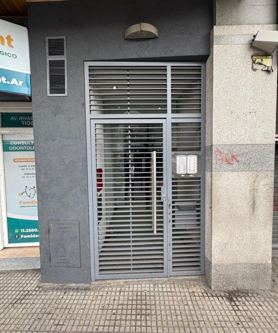 Av. Rivadavia 11000. Frente 3 ambientes luz ysol 1