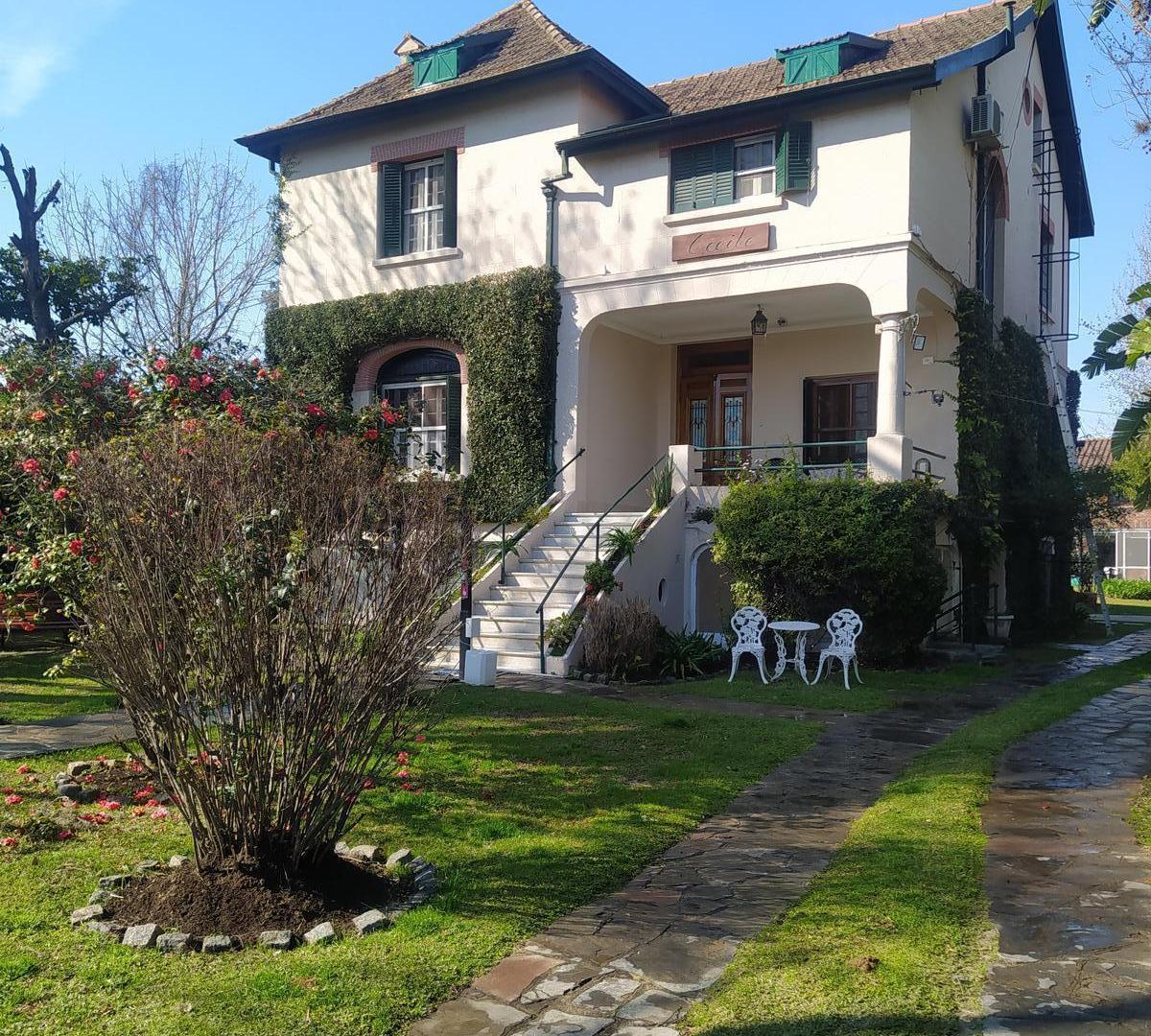 Venta o alquiler casa 12 ambientes con jardín y pileta en Tigre