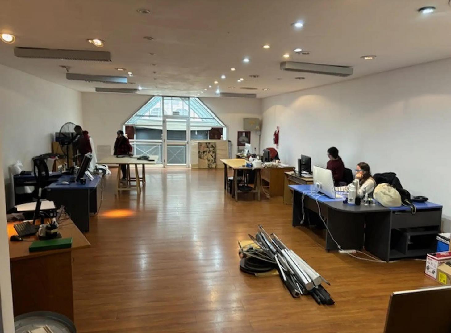 Oficinas. 1000m2. Ideal consultorios. E-commerce. 2 planta y depósito. Muy buena ubicación.