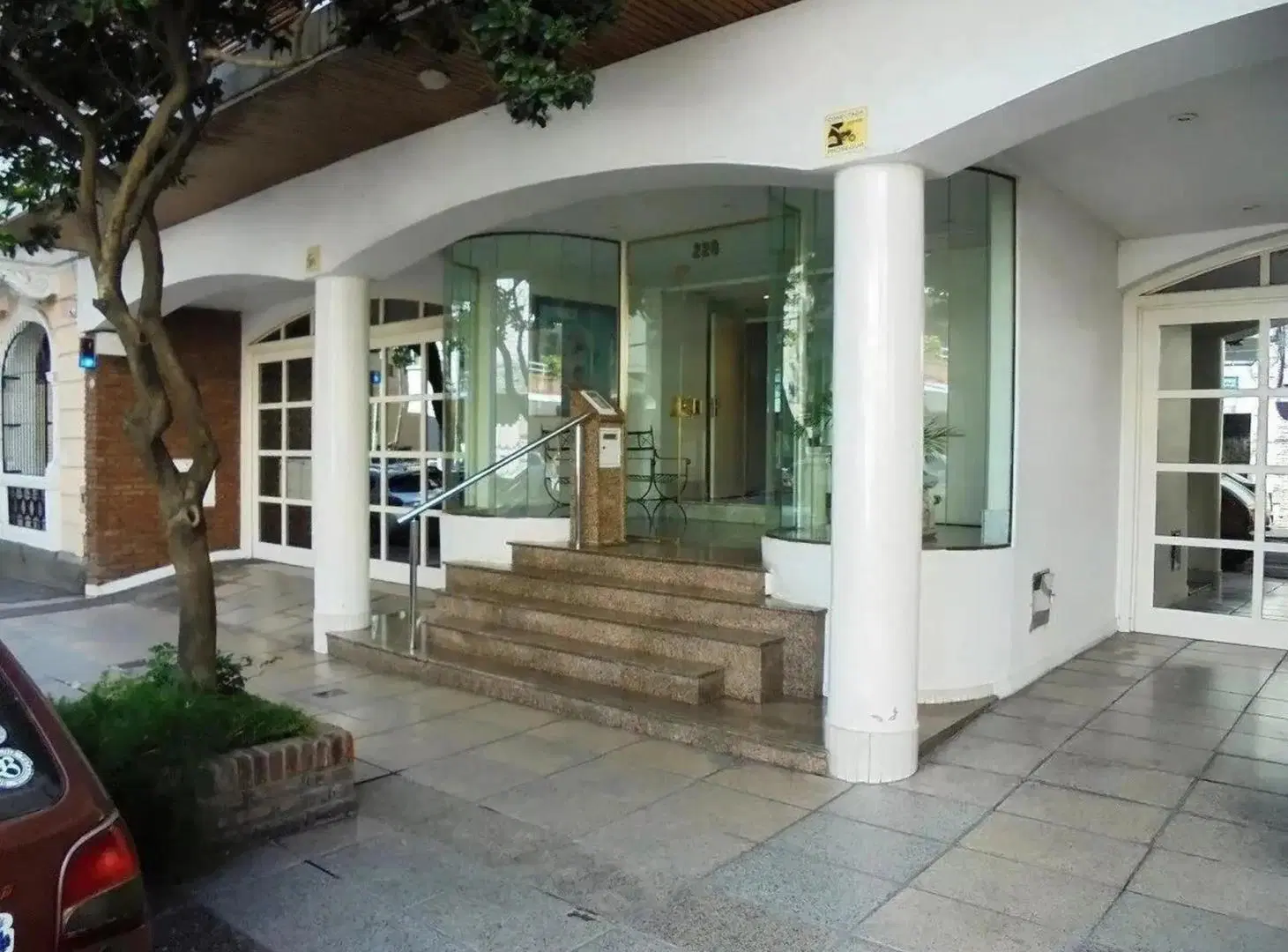 Venta. Piso. 5to. Luminoso. Flores. Doble cochera.160m2. Impecable. 1