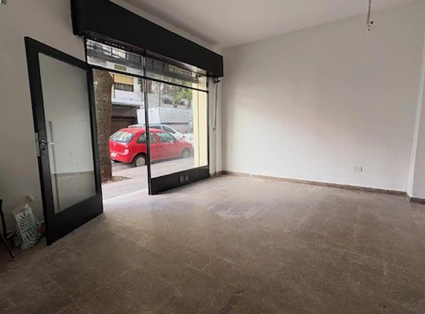 Foto de Alquiler. Local 35m2 Flores. Excelente ubicación. Lindo frente. Apto, imagen 1