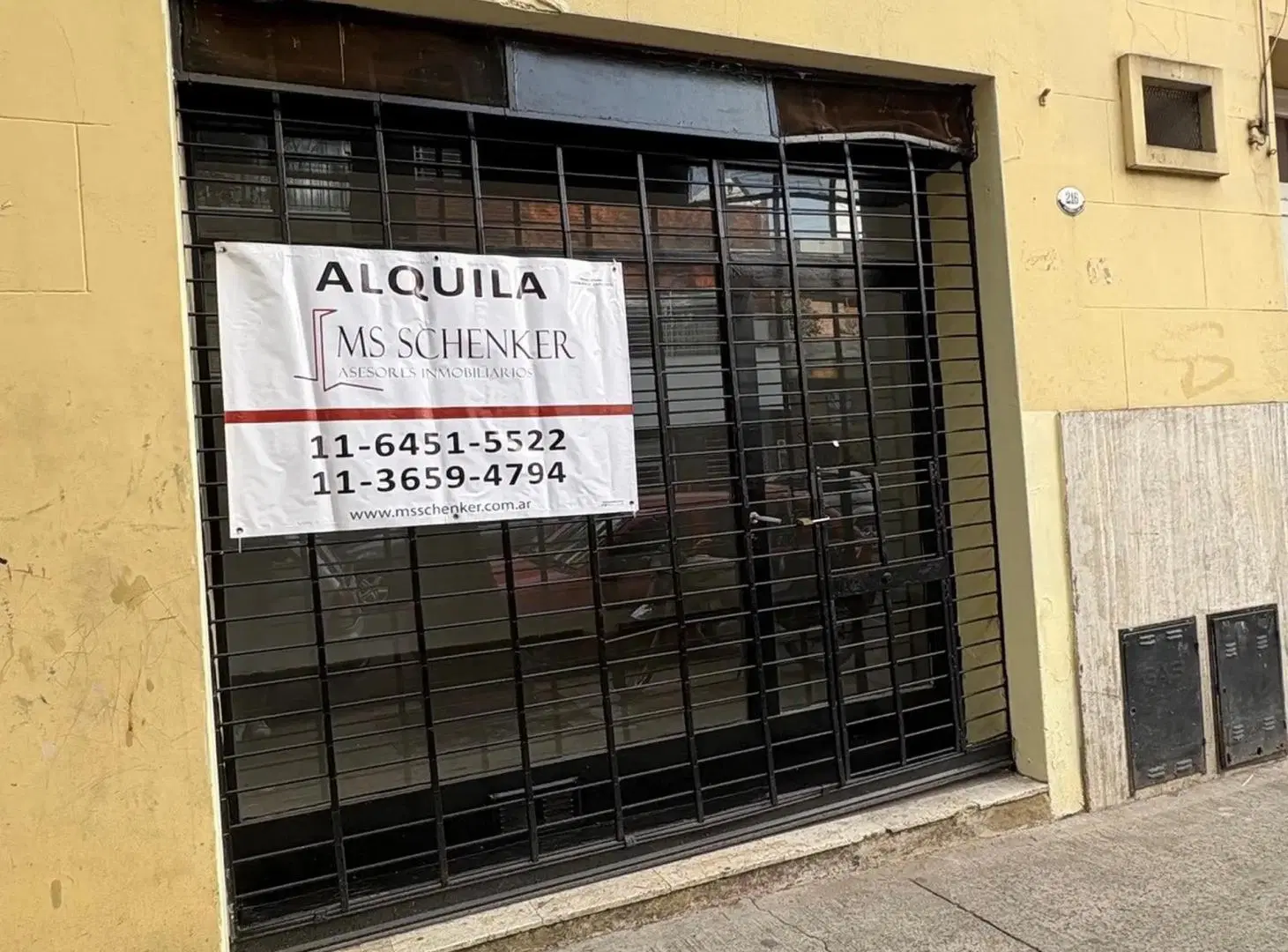 Alquiler. Local 35m2 Flores. Excelente ubicación. Lindo frente. Apto todo rubro. 8