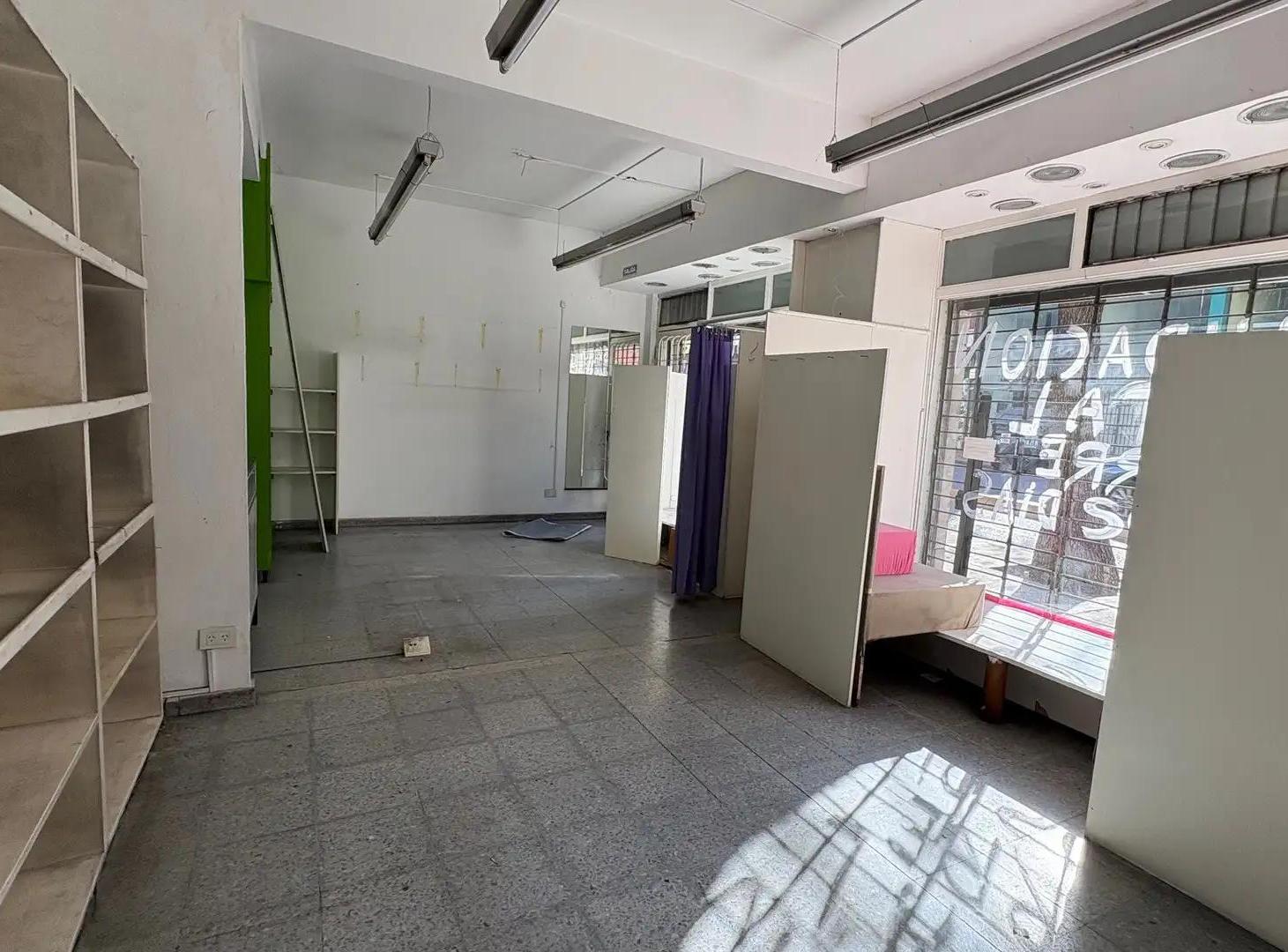 Foto de Alquiler. Local 45m2. Belgrano R. 2baños. Doble frente. Incluye, imagen 3