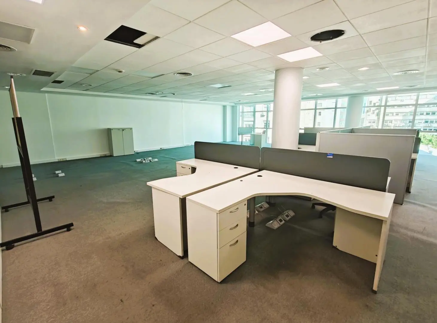 Oficinas en alquiler, planta libre con divisiones, próximas a Av 9 de Julio 3
