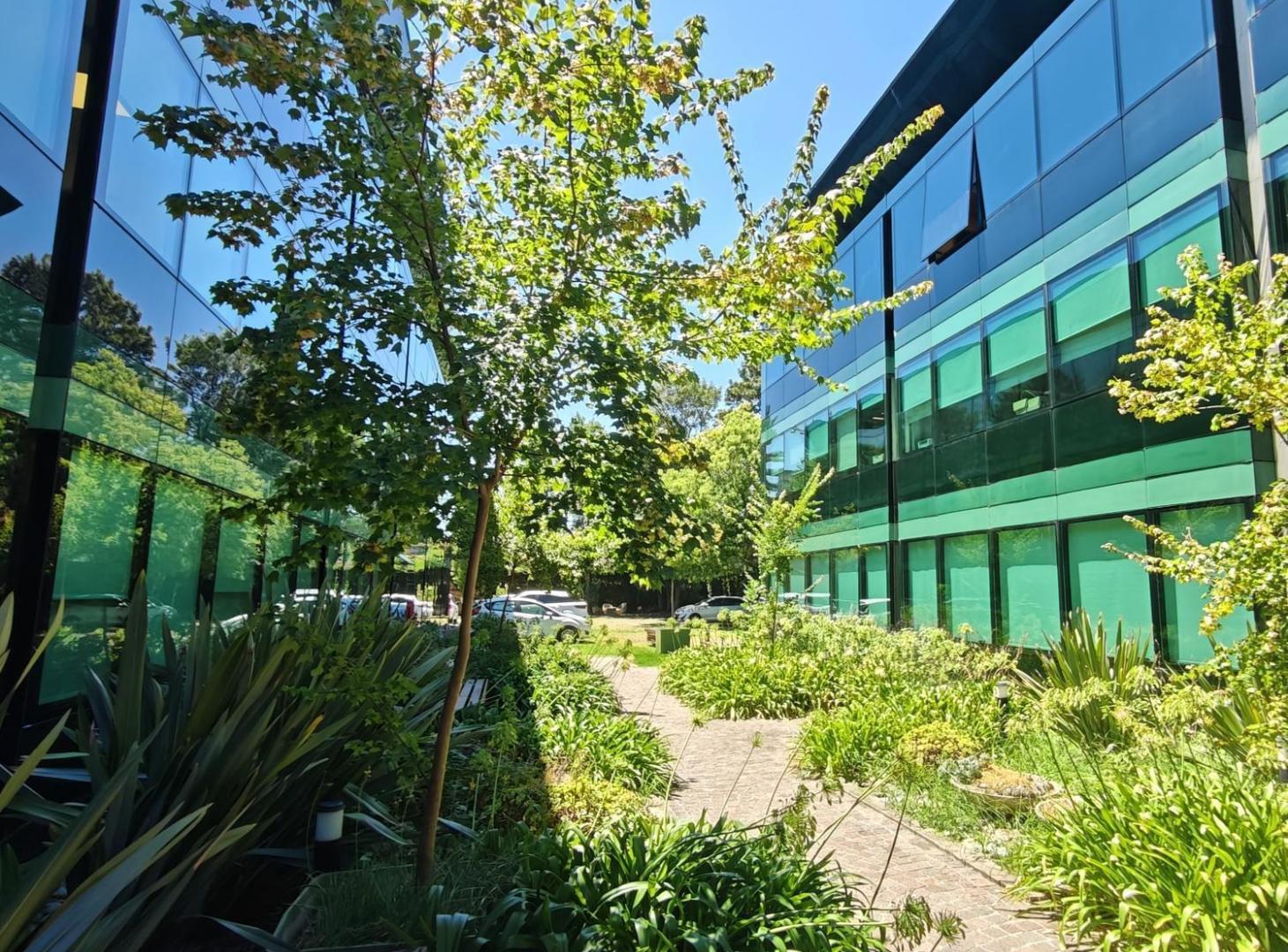 Oficina en alquiler lista para entrar de 220 m², con 4 cocheras, ubicada en el complejo de oficinas