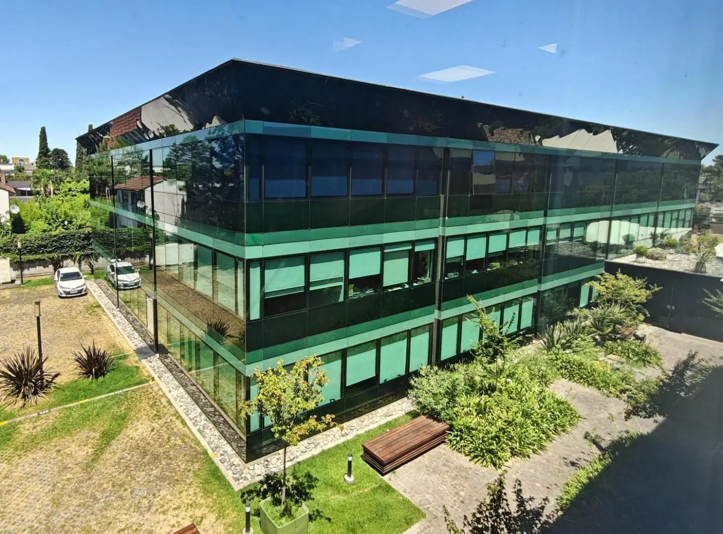 Oficina en alquiler lista para entrar de 220 m², con 4 cocheras, ubicada en el complejo de oficinas 4