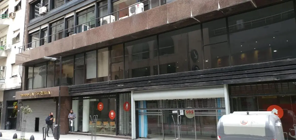 Venta-San Martin 400-Espectacular local block: 1° 2°piso y subs. Apto prof/com. 8coch.-2100m2 1