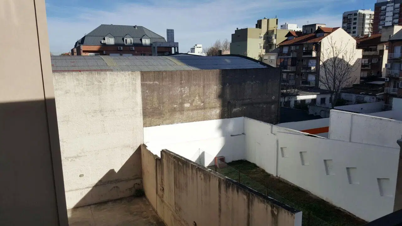 Martinez-Av.S.Fe y Stgo.del Estero-1 1/2 amb-c/balcon-Impecable-pisos madera-42m2 1