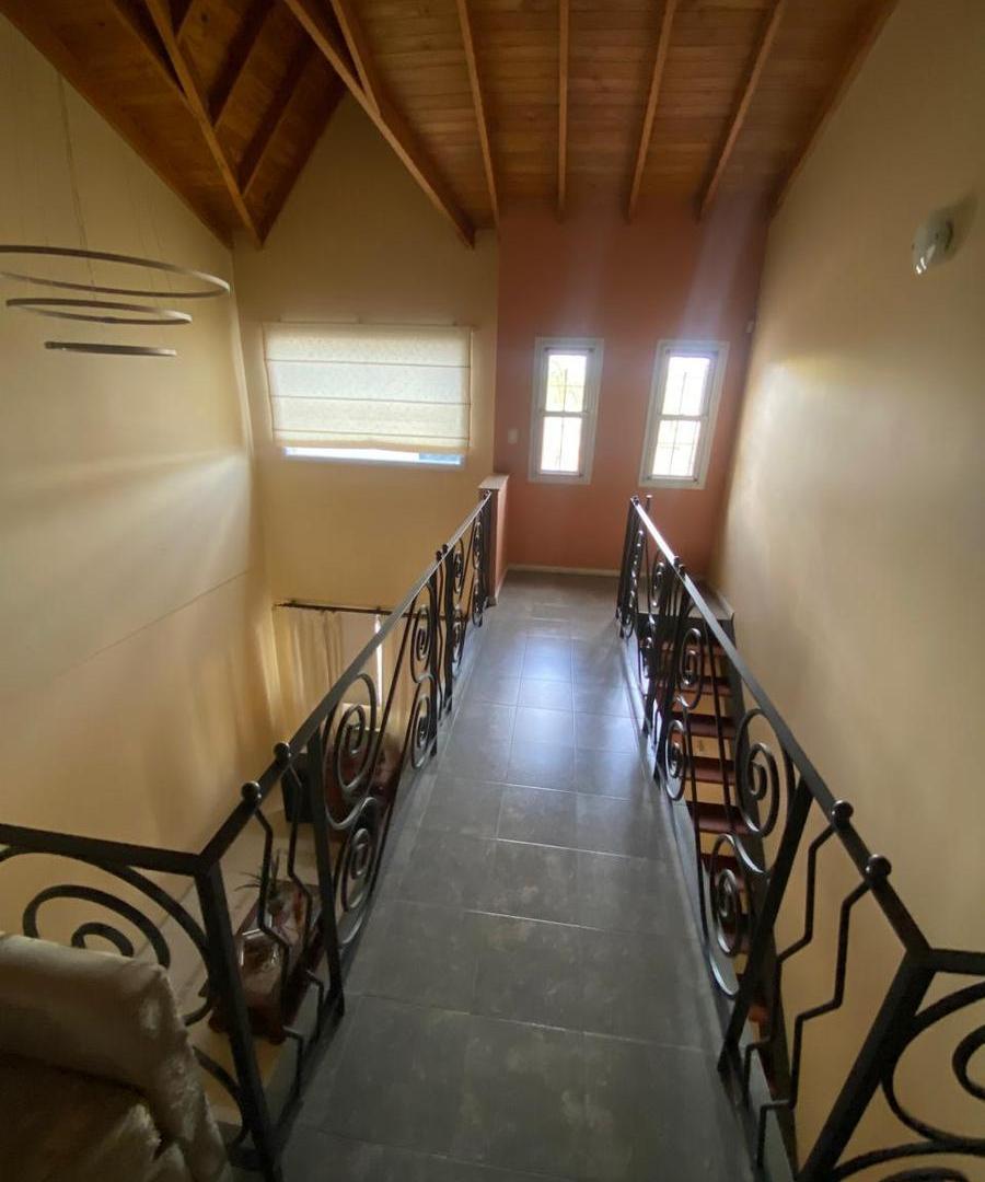 Foto de Hermosa casa-Venta-Lanús O-6amb-2plantas-coch-quincho-parrilla-lavad.-jd, imagen 2