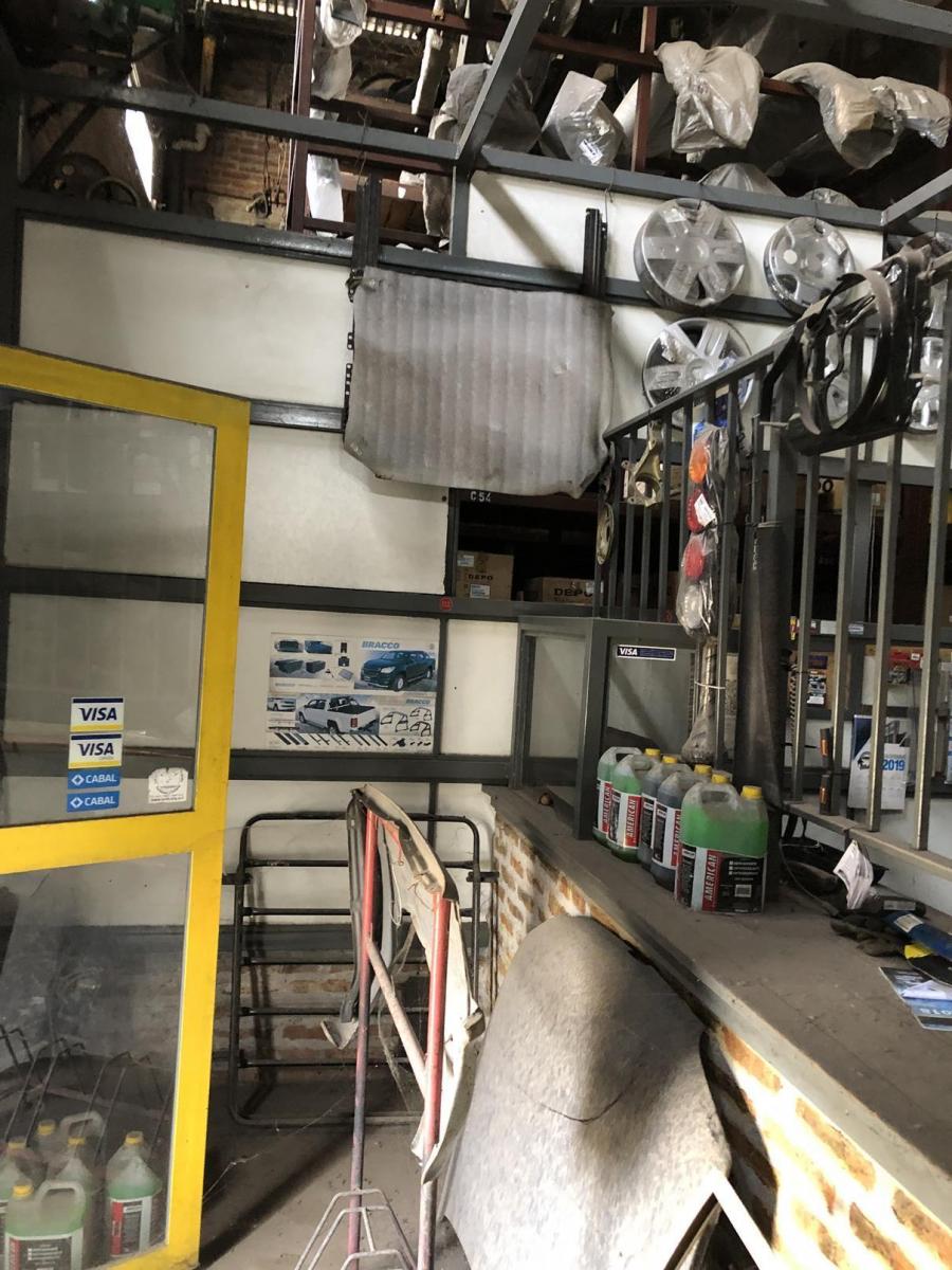 Gran Local y Galpon Excelente Esquina / 300 M²/ Muy Buena Ubicacion / U$s 160.000 2
