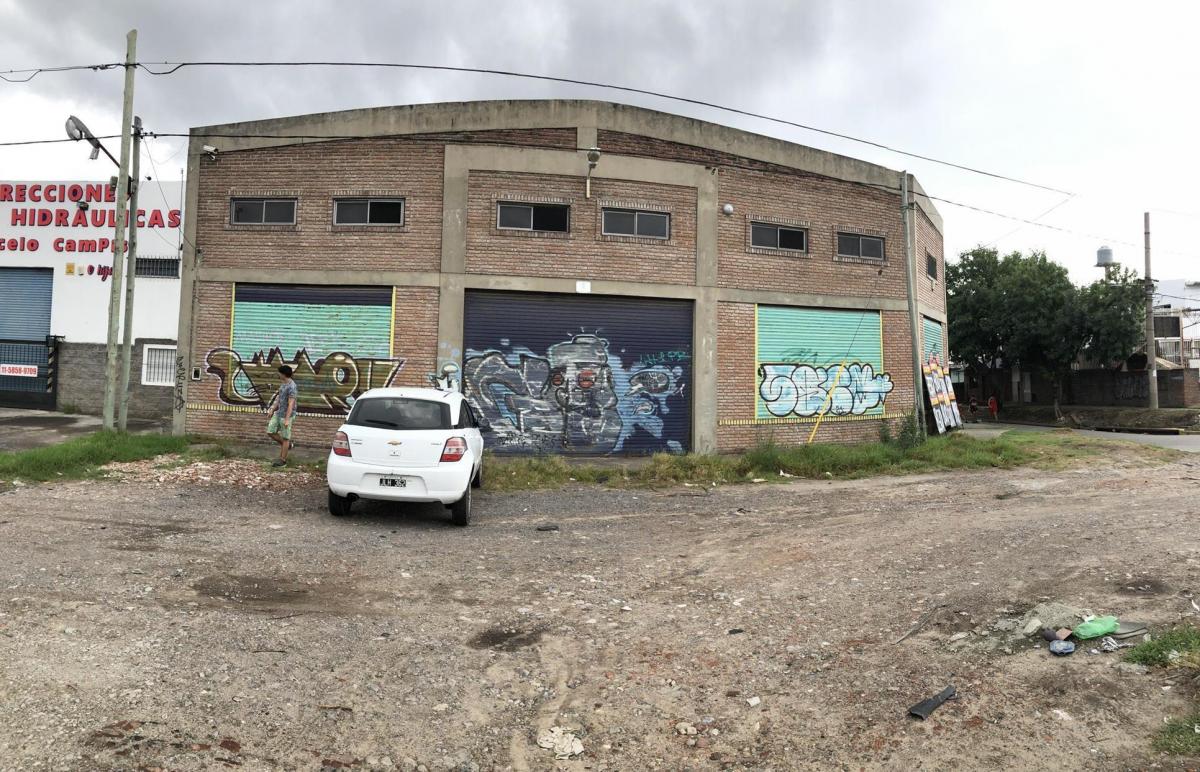 Gran Local y Galpon Excelente Esquina / 300 M²/ Muy Buena Ubicacion / U$s 160.000 4