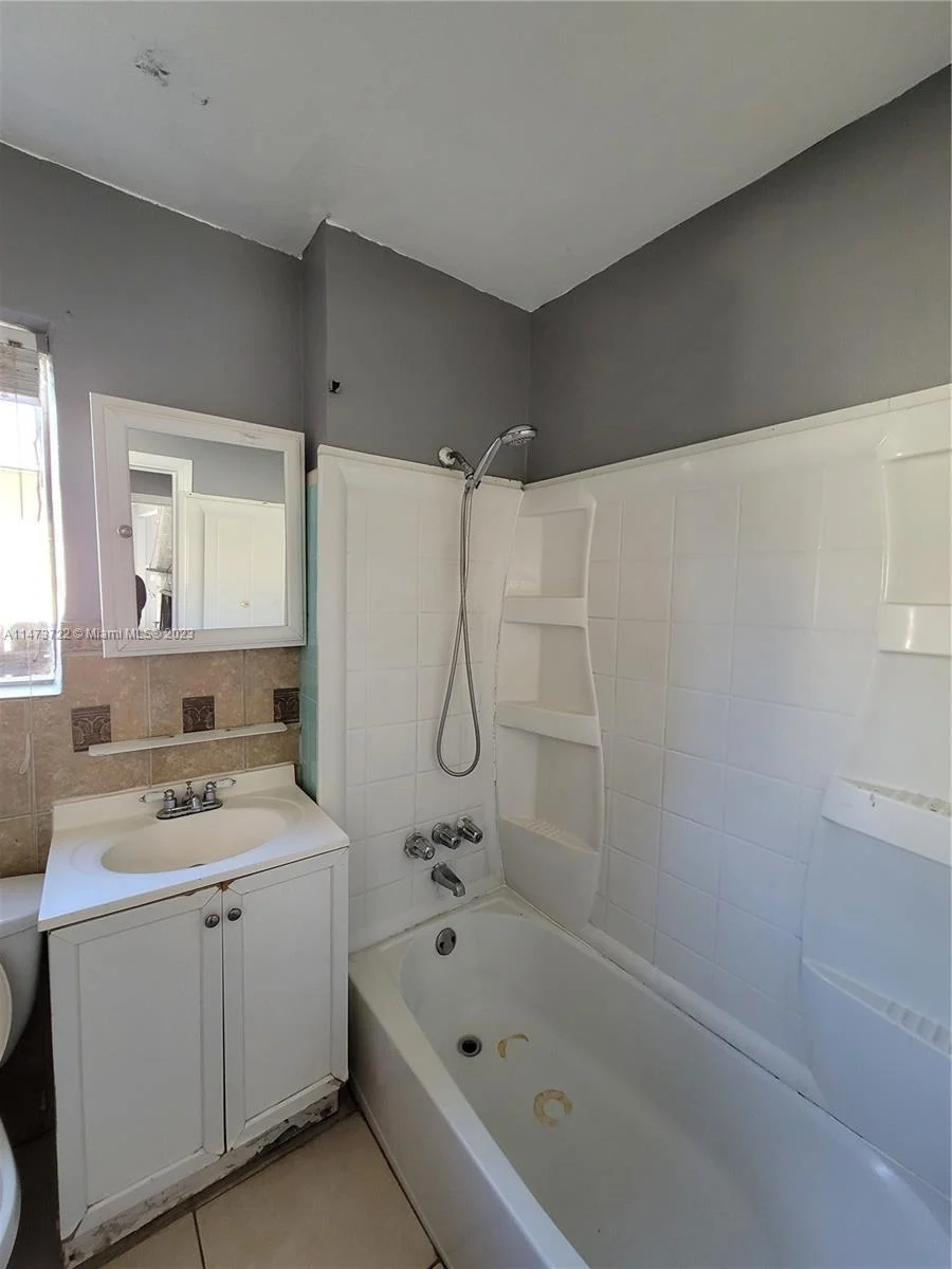 Hollywood / 8% Retorno / Multi - Family 3 Dtos Alquilados $4.900 / U$s 499.000 1