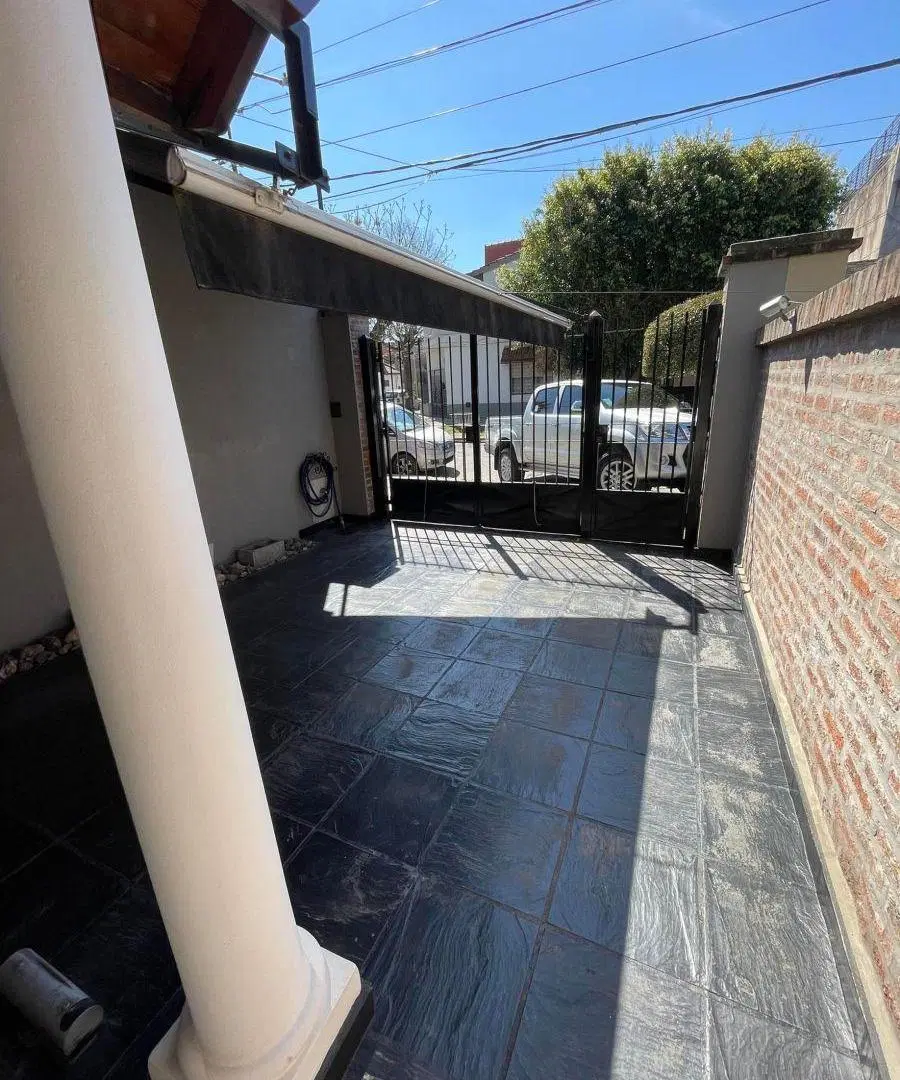 Fischetti 4100, Caseros /Duplex 4 ambientes /fondo/ 2 baños / Excel estado / u$s 150.000 1