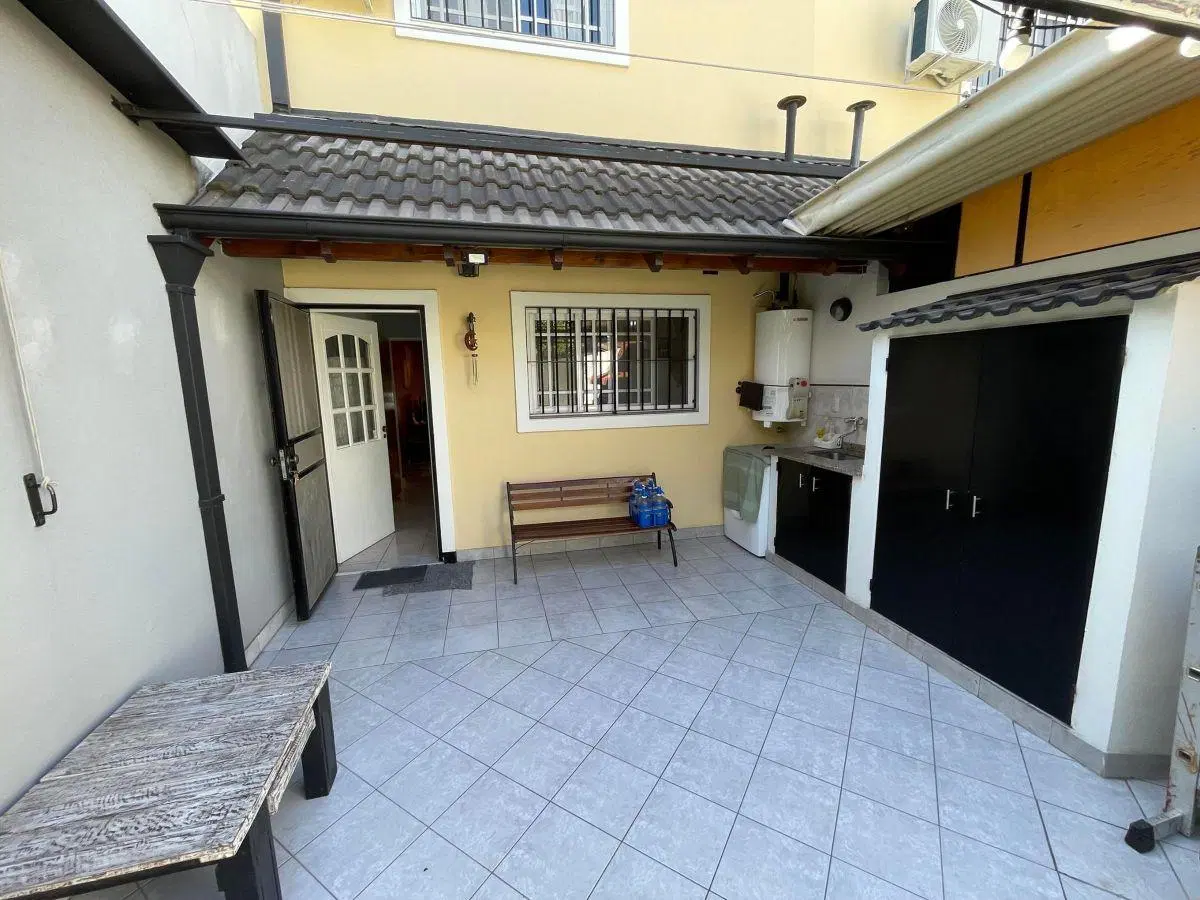 Fischetti 4100, Caseros /Duplex 4 ambientes /fondo/ 2 baños / Excel estado / u$s 150.000 4