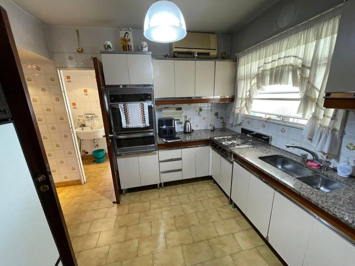 Gavilan 1100, CABA / semipiso 4 ambientes balcón a la calle / 130M2 / cochera / u$s 185.000 2