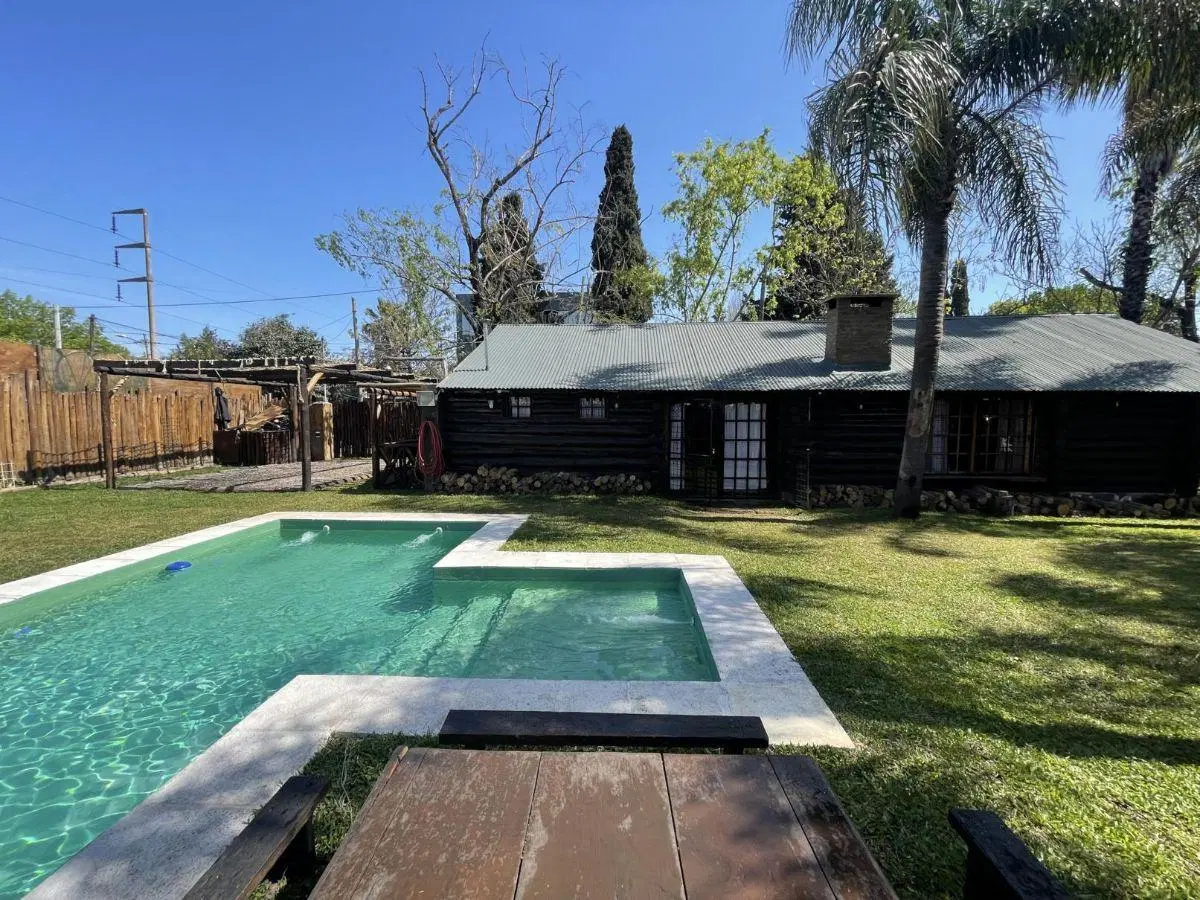 Alquiler casa quinta 4 ambientes pileta parrilla 3 baños 2 garages $1.300.000 por mes. 2