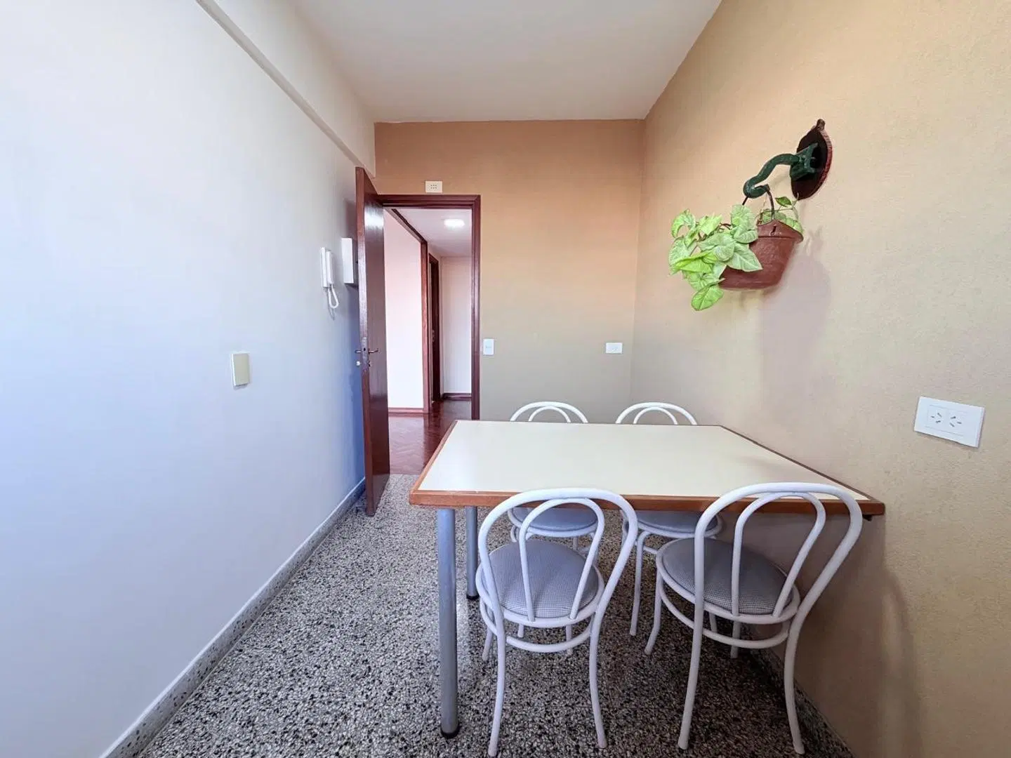 Departamento 4 ambientes con balcon y cochera 8