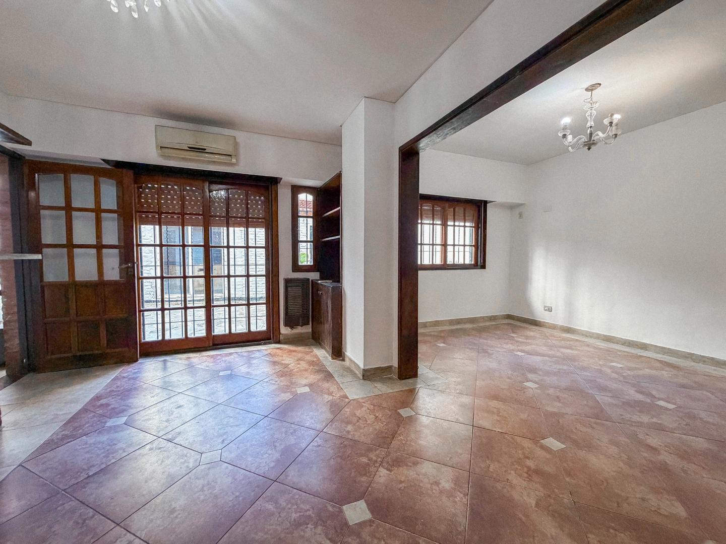 Foto de CASA 5 AMBIENTES - USO PROFESIONAL Y/O COMERCIAL, imagen 1