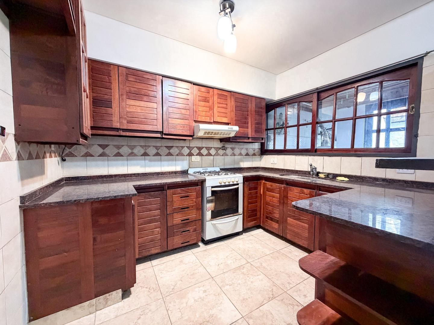 Foto de CASA 5 AMBIENTES - USO PROFESIONAL Y/O COMERCIAL, imagen 2