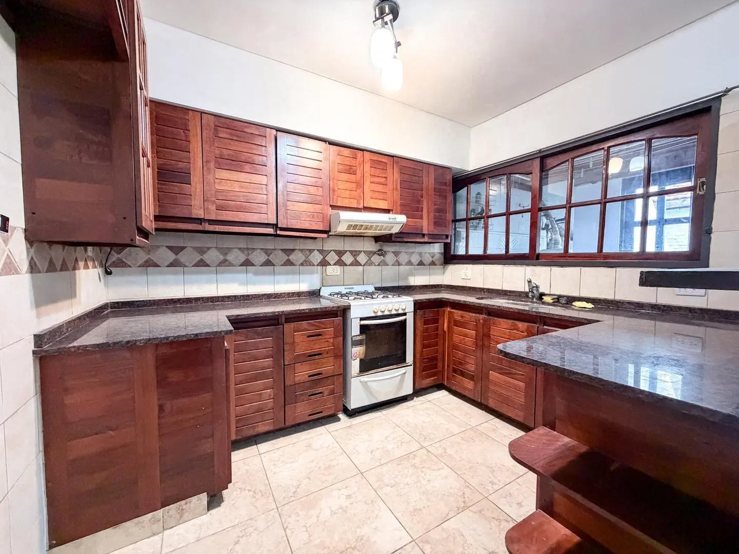 CASA 5 AMBIENTES - USO PROFESIONAL Y/O COMERCIAL 2