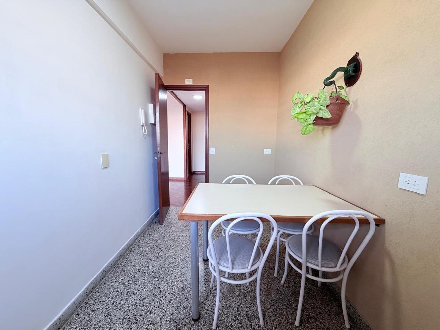 Foto de Departamento 4 ambientes con balcon y cochera, imagen 3